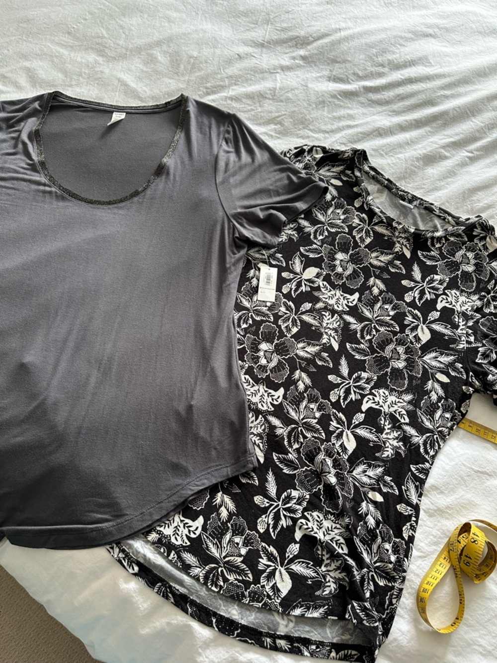 Old Navy Women's Short-Sleeve Scoop Neck Tops – Black & Gray Floral, size large